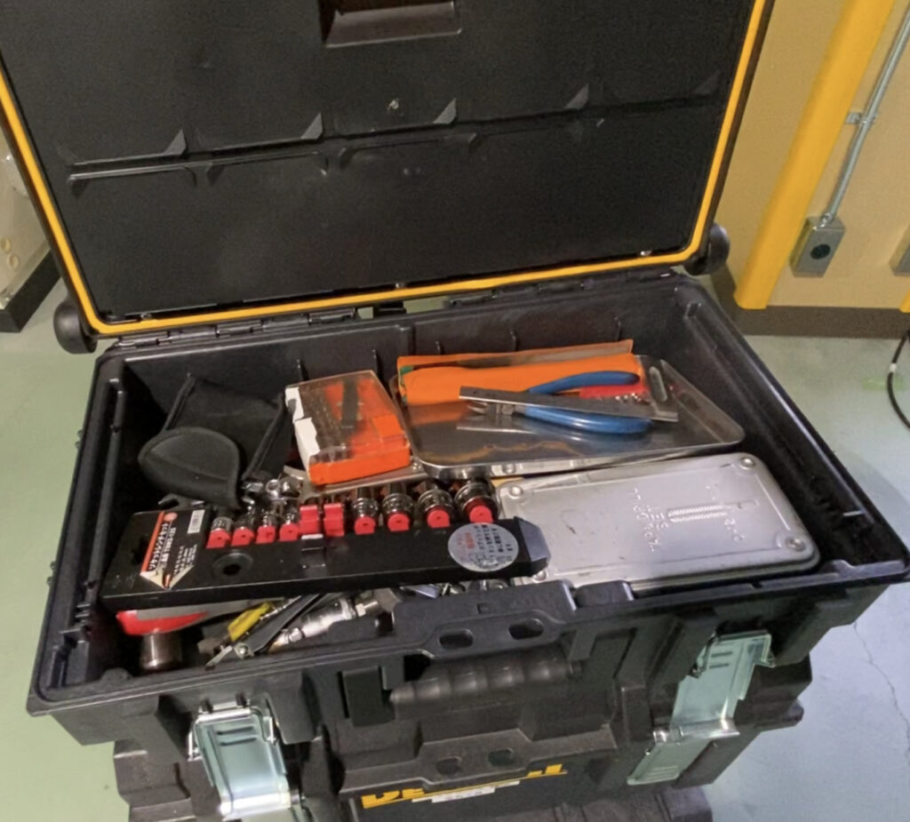 高知インター店】 デウォルト DEWALT タフシステム2.0 システム収納BOX Sサイズ 工具箱 収納ケース ツールボックス DS165 積み重ね 収納 DWST83293-1