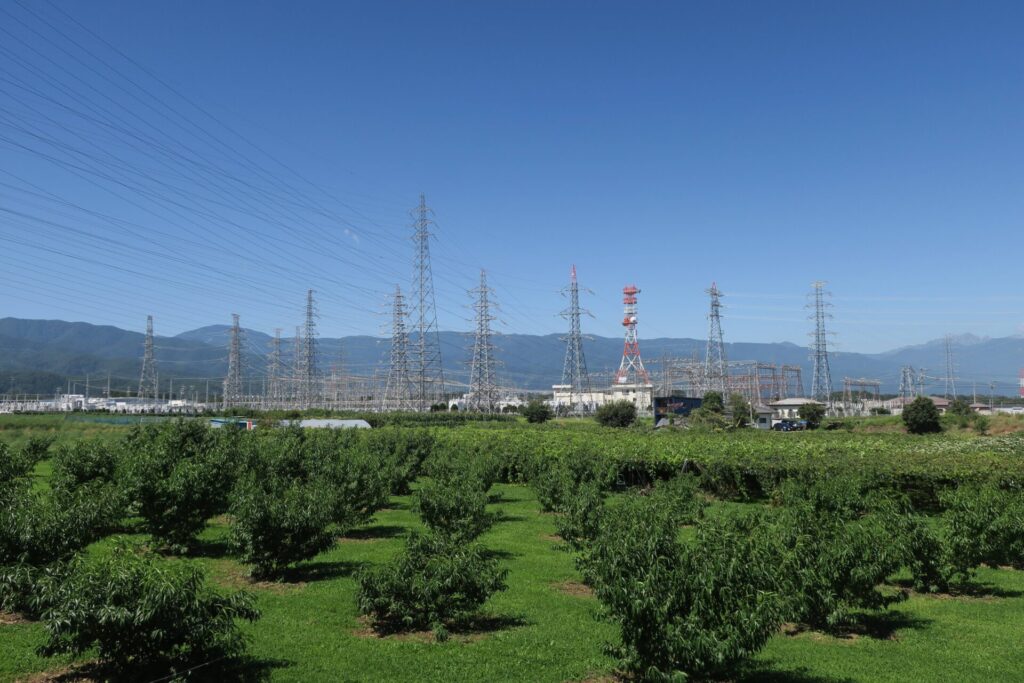中部電力 中信変電所（長野県塩尻市）の高圧送電設備。多数の鉄塔と送電線が並ぶ変電所の様子