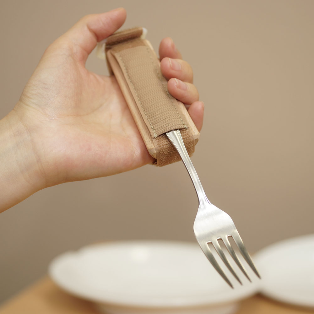 食事用カフ スプーンホルダー 木製グリップ(2個セット、手の震え/振戦対応) F40200-01