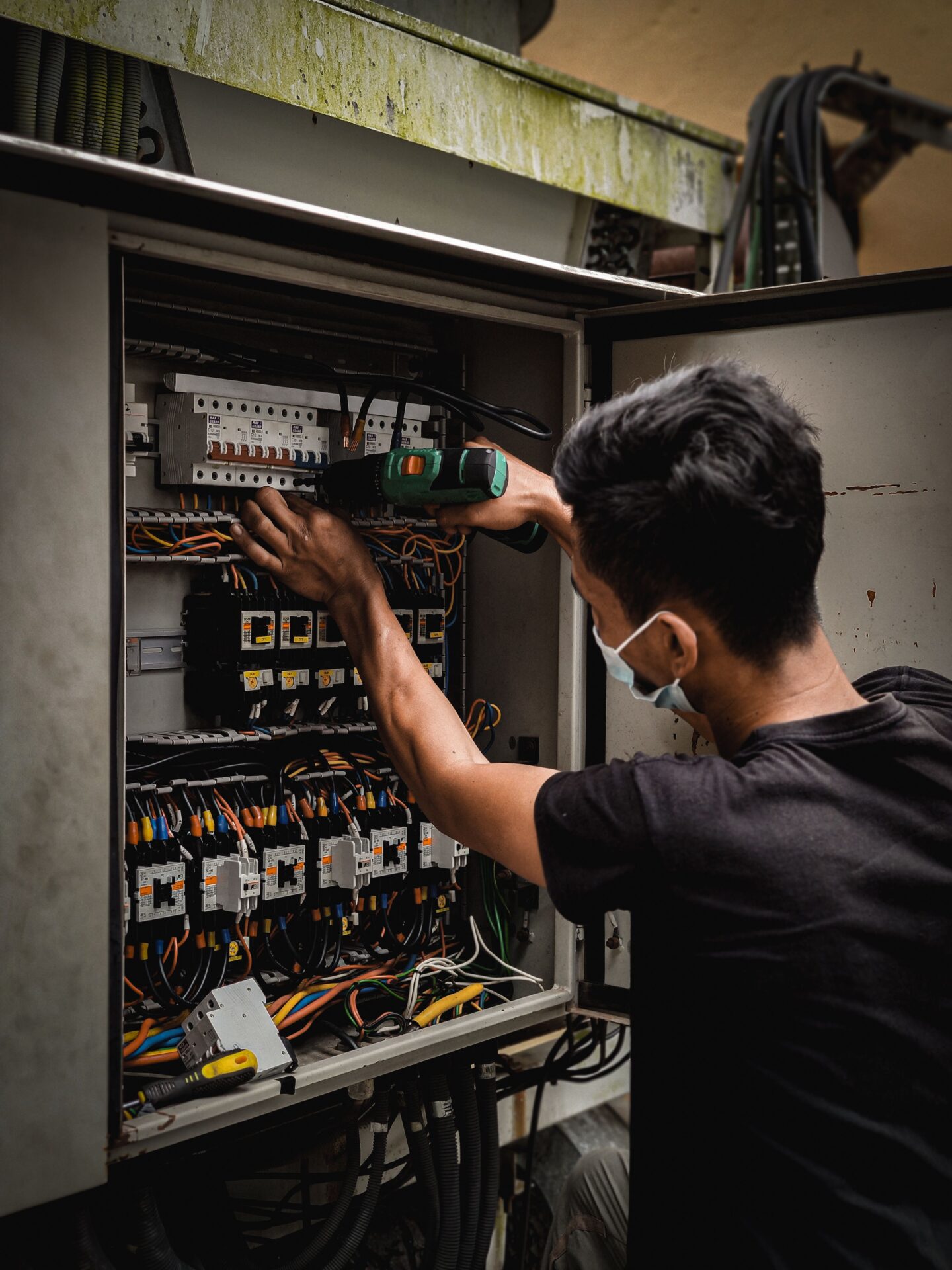 Electricista trabajando en un panel electrico