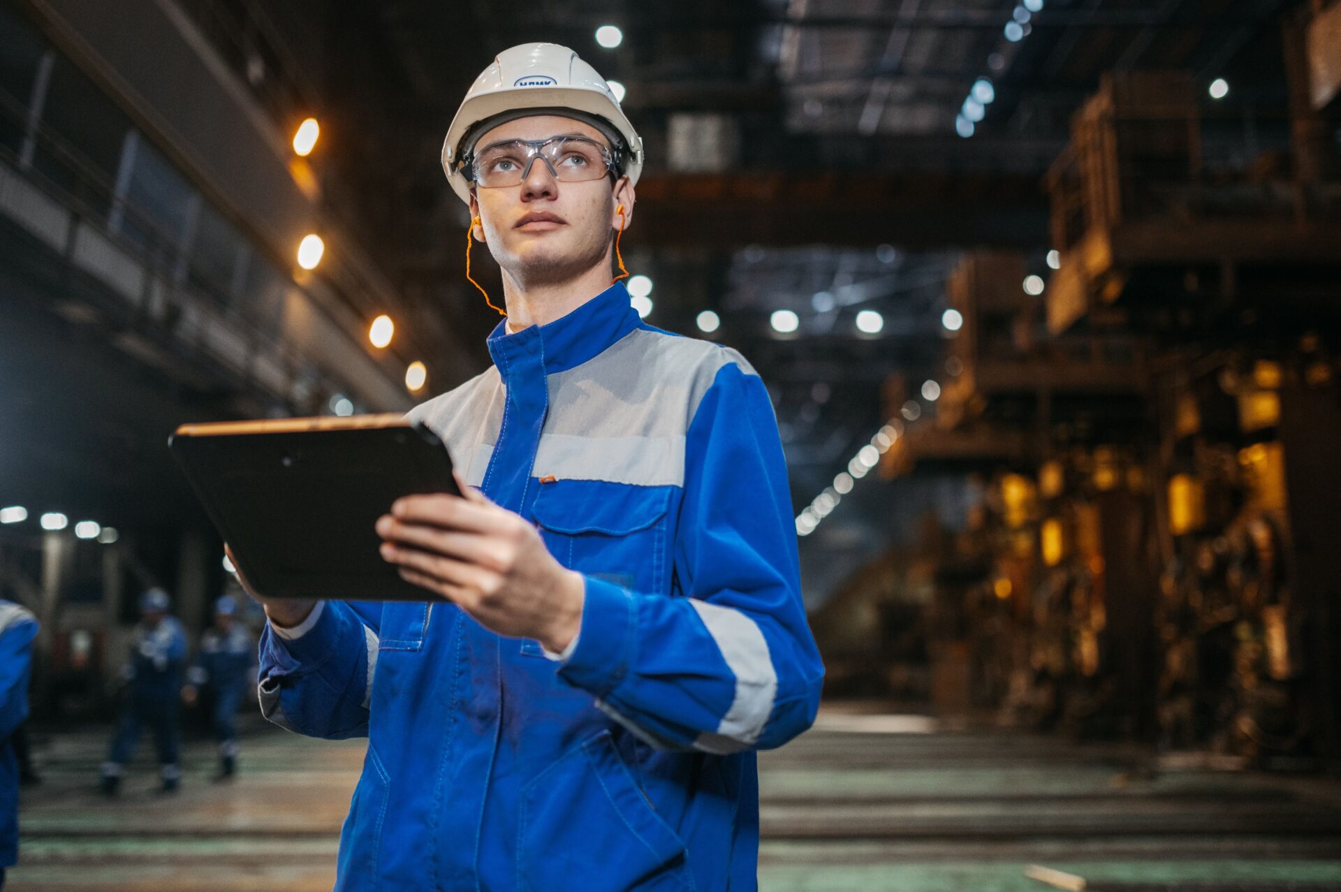 Ingenieur mit Tablet in der Fabrik