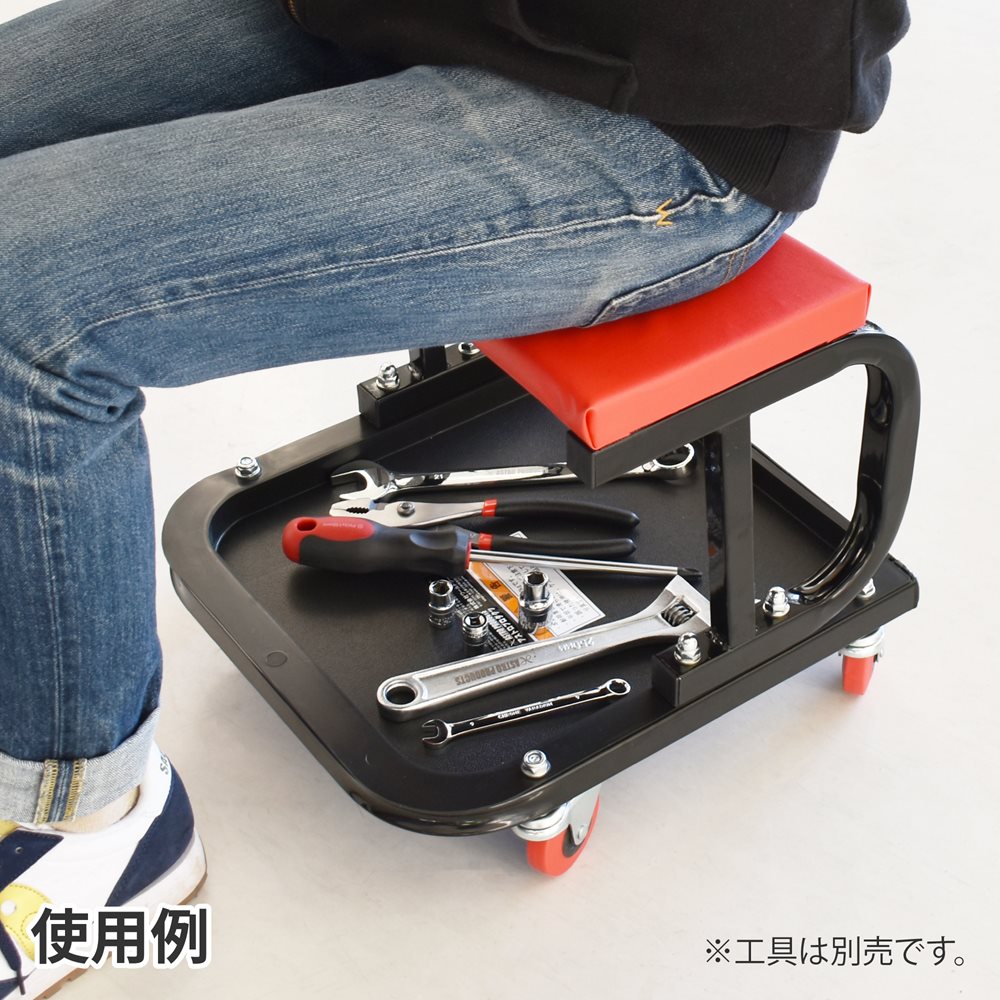 アストロプロダクツ シートクリーパー のトレーに工具を置いた使用例