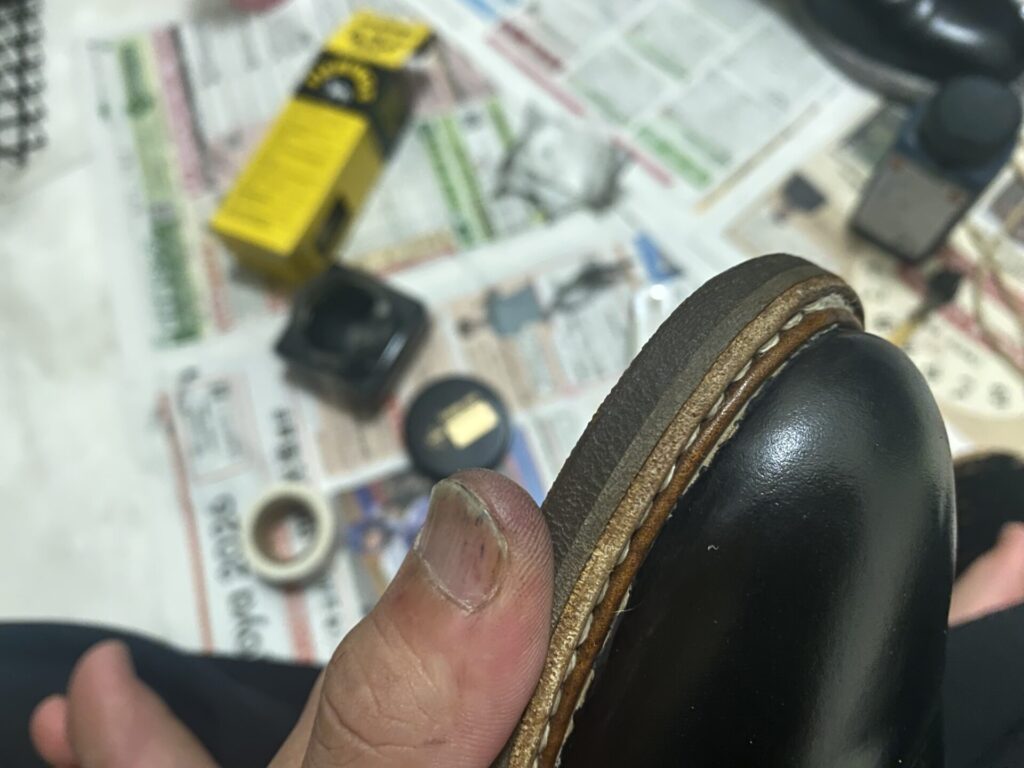 コバの内側に小さな塗り残しがある革靴
