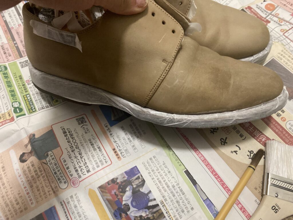 コバにマスキングテープを貼った革靴