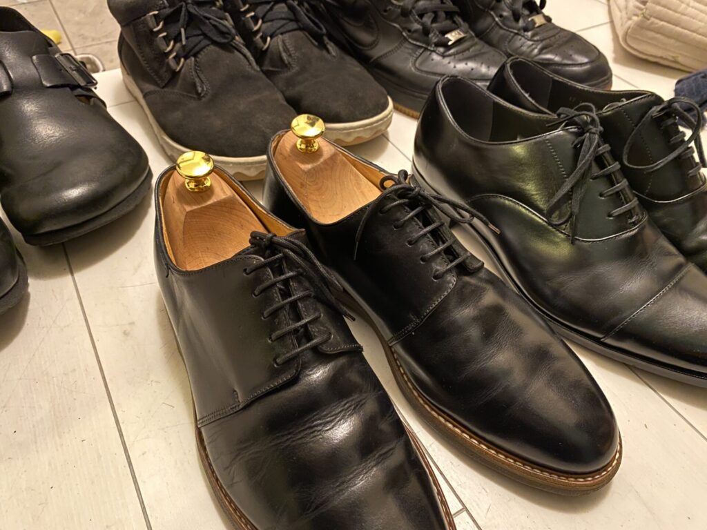 黒い革靴と並べたアップ比較写真(1)