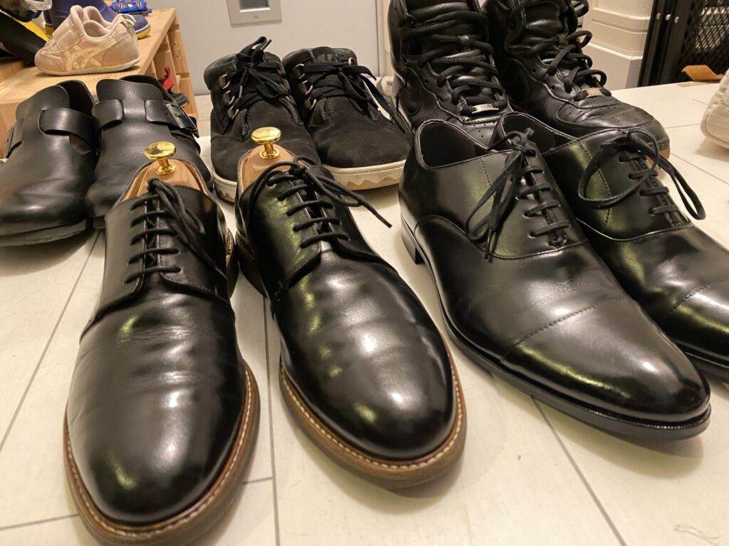 黒い革靴と並べたアップ比較写真(2)