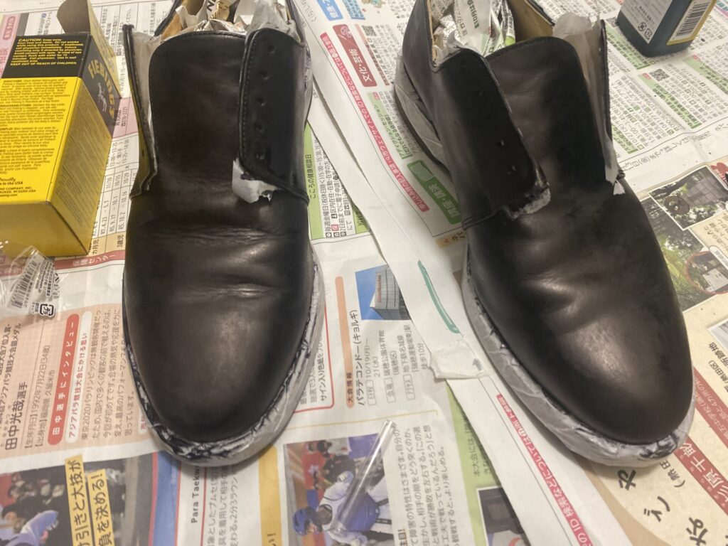 1回目の染めが終わった革靴