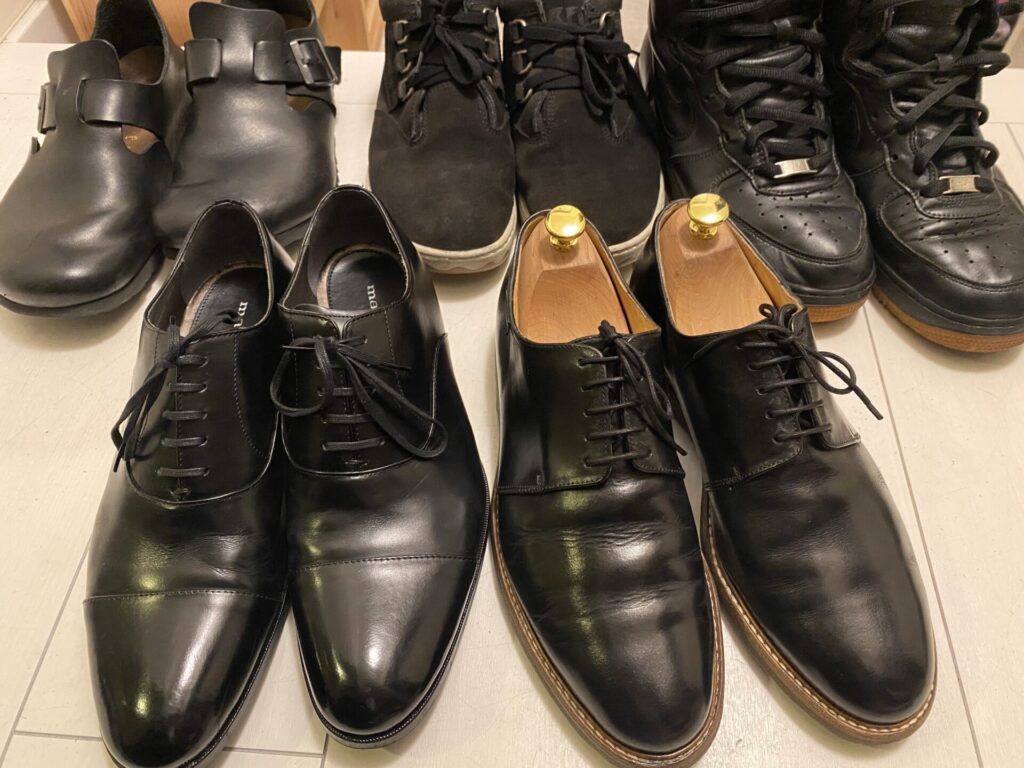 手持ちの黒い革靴5足を並べた比較写真