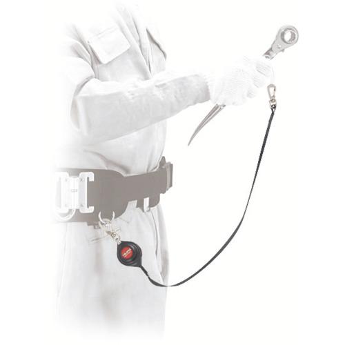 タジマ スマートリール10 AZ-SMR10 を付けて工具を使う様子(販売ページ掲載の画像)